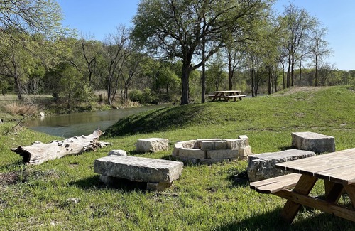 Georgetown Cottage | 2/2 Cottage on San Gabriel River 3 miles to Square