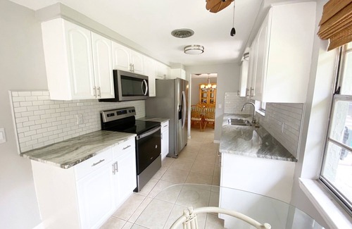 South Venice House | 2-3 bedroom pool home just 5 minutes to Beach. Bicycles & beach gear included!