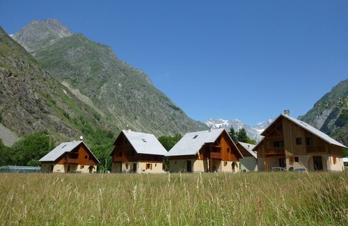 La Chapelle-en-Valgodemard Ski Chalet | 2/4-person apartment in a ground-floor chalet + Terrace + Swimming pool