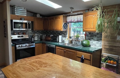 State College House | 2.5 miles from Beaver Stadium our Charming 3-bedroom house with AC, WiFi