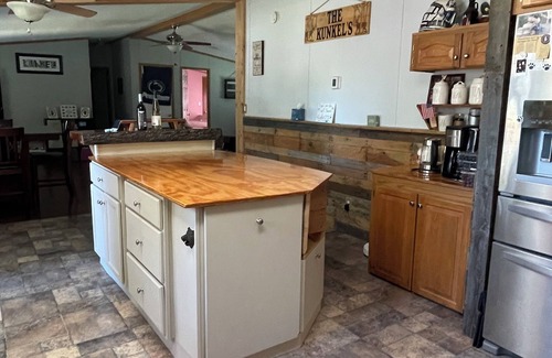 State College House | 2.5 miles from Beaver Stadium our Charming 3-bedroom house with AC, WiFi