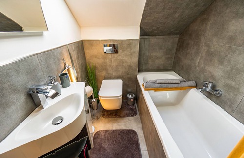 Hamm Apartment | 2.5-room incl. workplace, WLAN & free Netflix - fully equipped