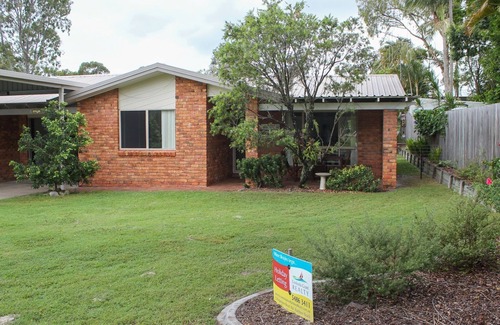 Rainbow Beach Apartment | 2/51 Carlo Road - Rainbow Beach. Pets welcome, Air conditioning, Walk to the shops