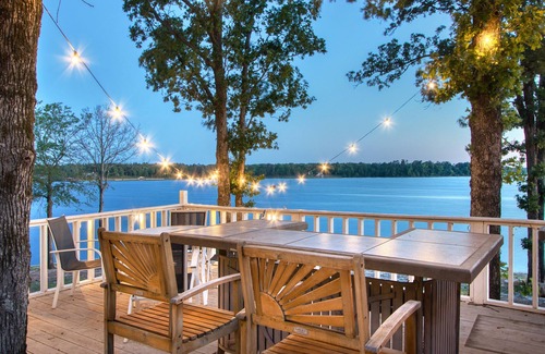 Dogwood House | 2 Acre Lake Front ~Dock ~Kayaks ~Beach ~Large Deck ~Fishing ~Boat Ramp