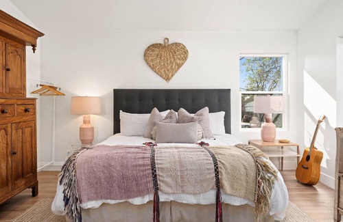 Loomis House | 2-acre Modern Boho Creekside Country Retreat (sleeps 14)