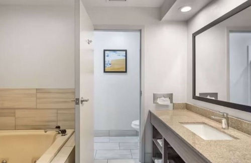 Mundelein Hotel | 2 Affordable Units Near Vernon Hills and Shopping Center | Pets are Allowed