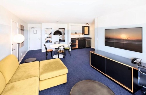 Venice Hotel | 2 Balcony Rooms w/City Views | Rooftop | Free Breakfast | Venice Fun