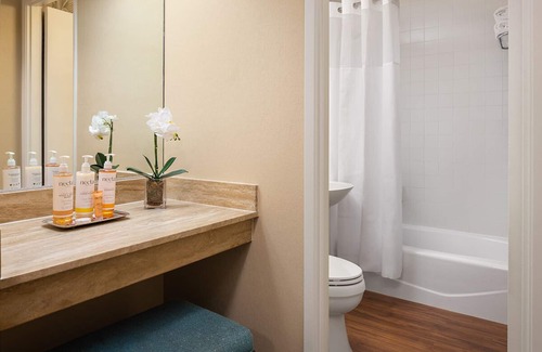 Pacific Beach Hotel | 2 Bay View Studio Queens, Catamaran Resort, Bike Rental, Close to the Ocean