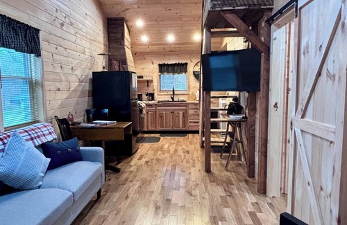 Fayetteville Cabin | 2 BDR 1.5 BA cabin located in the heart of the New River Gorge National Park