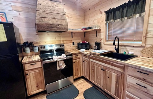 Fayetteville Cabin | 2 BDR 1.5 BA cabin located in the heart of the New River Gorge National Park