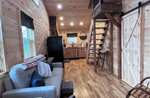 Fayetteville Cabin | 2 BDR 1.5 BA cabin located in the heart of the New River Gorge National Park