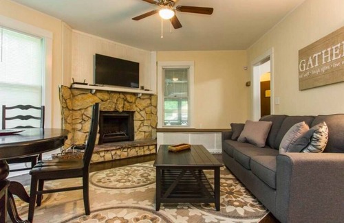 Libertyville Apartment | 2 Bdr Apt - King Bed - Walk to Dwntwn Libertyville