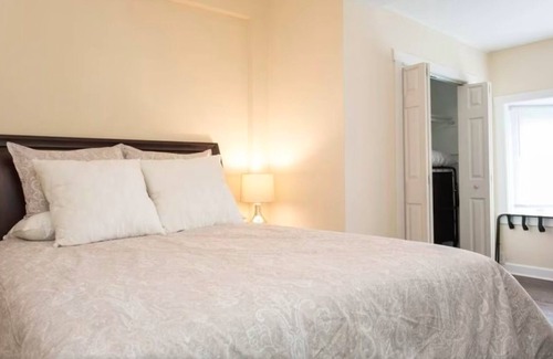Libertyville Apartment | 2 Bdr Apt - King Bed - Walk to Dwntwn Libertyville