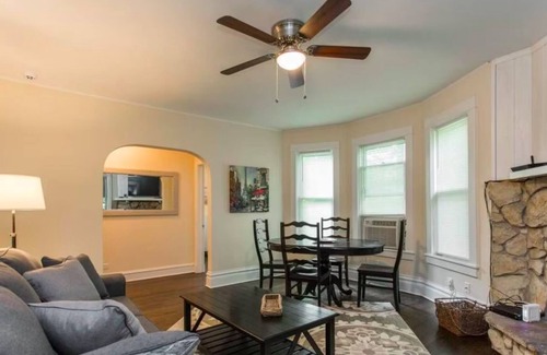 Libertyville Apartment | 2 Bdr Apt - King Bed - Walk to Dwntwn Libertyville