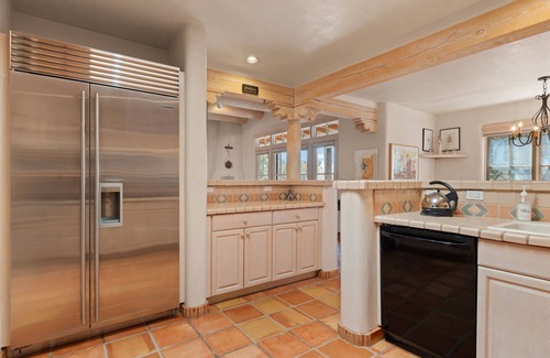 Santa Fe House | 2 BDR + Den Sleeps 4 | 2 Car Garage | Washer/Dryer
