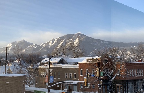 Whittier Apartment | 2-Bdrm 2-Bath Luxury Loft on Pearl St & 20th w/Flatirons Views