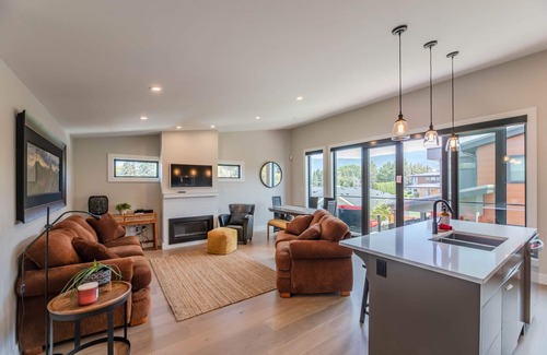 Okanagan-Similkameen House | 2 bed 1 bath detached suite. Steps to Okanagan Lake.