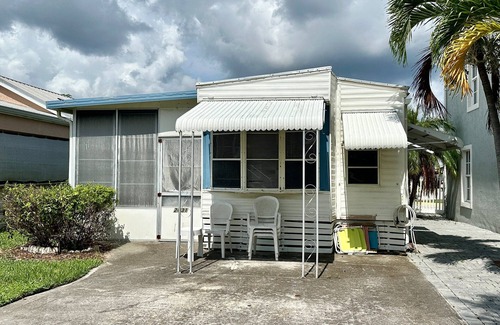 Hutchinson Island South House | 2 Bed 1 Bath Pet Friendly Beach Bungalow