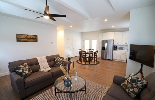 Eastside House | 2 Bed 2 Bath Gated House With Outdoor Space