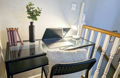 Colchester House | 2 bed 2 bath maisonette in Colchester with Parking and Wi-Fi