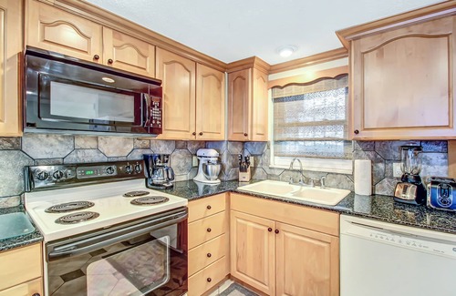 Fernandina Beach Condo | 2 Bed/2 Bath Oceanfront South facing condo sleeps 6. Beachfront balcony & pool.