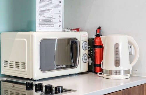 Basildon Apartment | 2-Bed Apartment Near Basildon Train Station