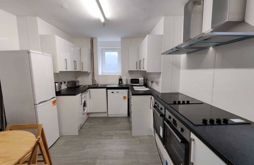 St. Thomas Apartment | 2 Bed Apt, 2 En-Suites, Fully Equipped Kitchen