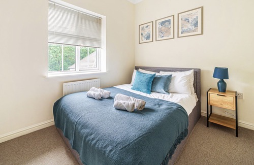 Lychpit Apartment | 2 Bed Apt, Business and Contractors, Free Parking