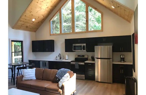 Campton Cabin | 2-Bed Cabin Hot Tub WiFi Firepit Red River Gorge Lake Wolfe county