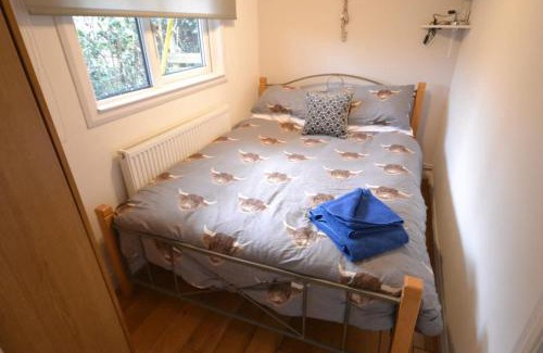 Denbigh House | 2-Bed Cabin Sleeps 4 -Small Pets Ok -Free Parking