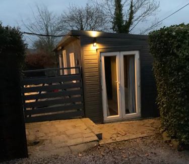 Denbigh House | 2-Bed Cabin Sleeps 4 -Small Pets Ok -Free Parking