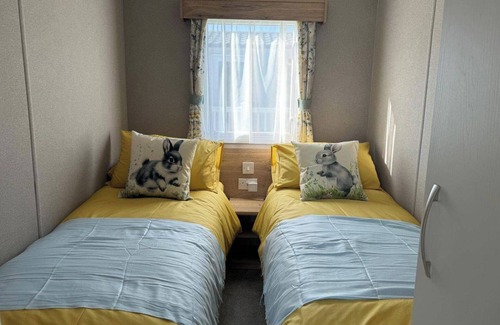 Ampney Crucis Cabin | 2 Bed Caravan - Sleeps 5, Free Parking, Wifi