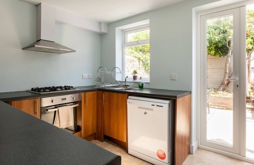 Deal Cottage | 2 Bed Cottage - Sleeps 7 - Pets - Parking - Garden