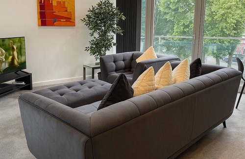 Convention Quarter Apartment | 2 Bed Cozy Apartment in Central Birmingham with Balcony view