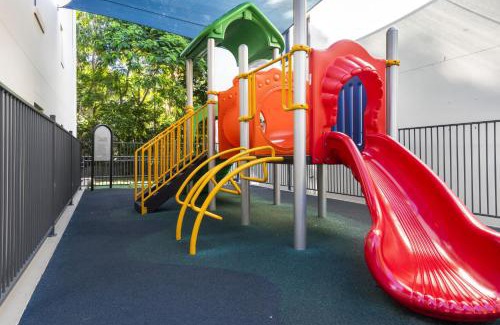 Mermaid Beach Apartment | 2-Bed Family Haven with Pools BBQ & Playgrounds