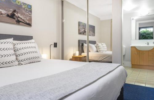 Mermaid Beach Apartment | 2-Bed Family Haven with Pools BBQ & Playgrounds