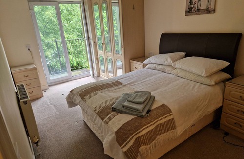 Southampton Apartment | 2 Bed Flat - Sleeps 4 - Parking - Wifi