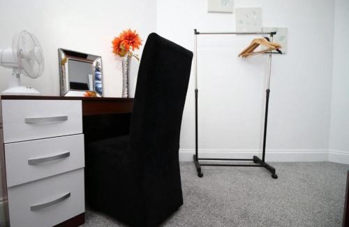 Cwmbrwla Apartment | 2 Bed Flat - Sleeps 6 - Parking - Wifi