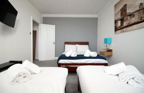 Cwmbrwla Apartment | 2 Bed Flat - Sleeps 6 - Parking - Wifi