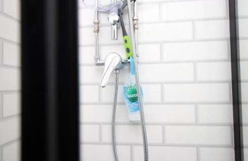 Cwmbrwla Apartment | 2 Bed Flat - Sleeps 6 - Parking - Wifi