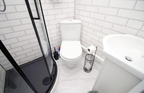 Cwmbrwla Apartment | 2 Bed Flat - Sleeps 6 - Parking - Wifi