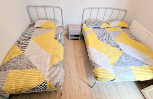 Sutton Central House | 2-Bed House - Sleeps 5 & Central Links