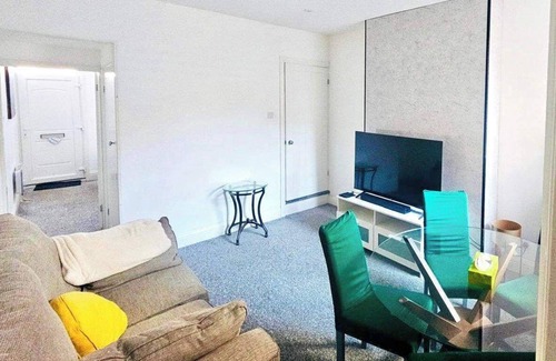 Welford House | 2 Bed House - Sleeps 5 - Garden - Parking - Wifi