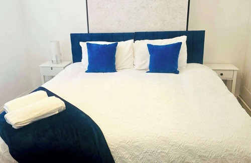 Welford House | 2 Bed House - Sleeps 5 - Garden - Parking - Wifi