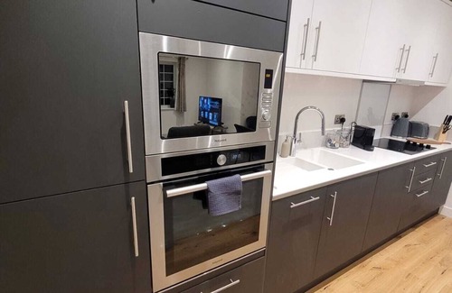 Wainscot Apartment | 2 Bed Luxury Flat In Strood Rochester On High Street Fully Equipped
