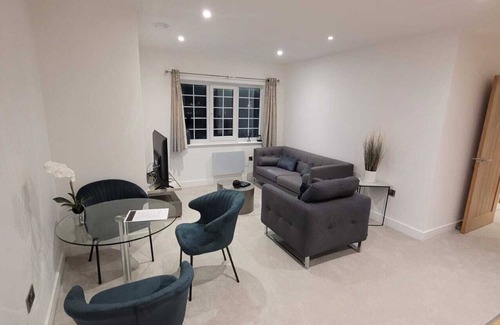 Wainscot Apartment | 2 Bed Luxury Flat In Strood Rochester On High Street Fully Equipped