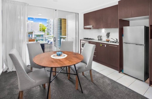Kelvin Grove Apartment | 2-Bed Near Brisbane CBD with Pool, Sauna & BBQ