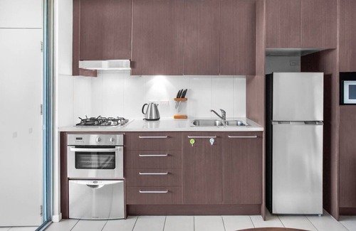 Kelvin Grove Apartment | 2-Bed Near Brisbane CBD with Pool, Sauna & BBQ
