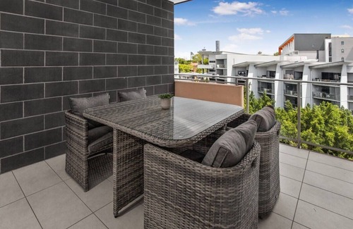 Kelvin Grove Apartment | 2-Bed Near Brisbane CBD with Pool, Sauna & BBQ