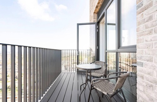 Barking Apartment | 2 Bed Penthouse - Balcony - Smoking - Parking